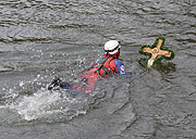 Schwimmer holten das Kreuz zurück aus der 4 Grad kalten Isar (Foto: Ingrid Grossmann)